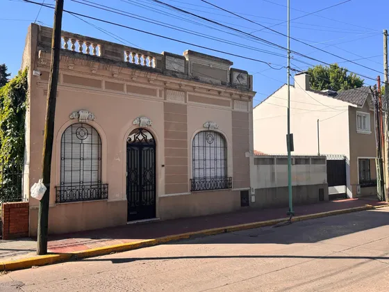 Amplia Casa Con Pileta En Venta En El Barrio Inglés De Temperley