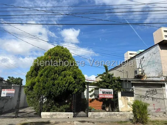 *jl/¡oportunidad En Fundalara! Casa Con Local Comercial En Zona De Alta Transitabilidad  En Venta  Barquisimeto  Lara, Venezuela/ José López/ #  25-22195 / 275 M² 