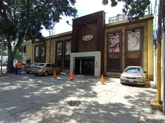 Negocio De Restaurant, Cafeteria, Bar, Expendio De Licores Y Musica En Vivo, A Pie De Calle En El Paraiso (av. El Ejercito)