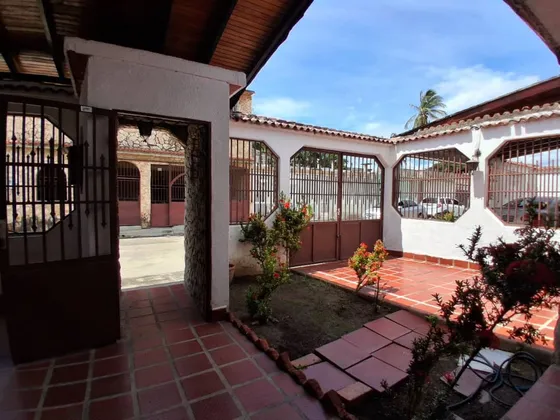 Venta De Casa Semi Amoblada Urb La Fuente Turmero Mic03