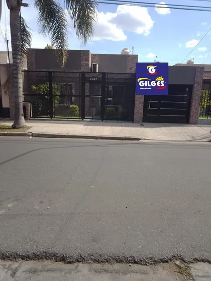 Venta De Casa 3 Amb. C/depto 2 Amb.  En Ramos Mejia - Excelente Estado Y Ubicación