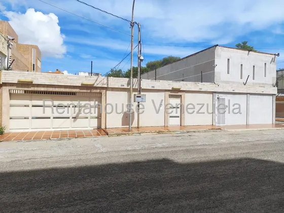 En Venta. Amplia Casa Familiar Con Anexo Ideal Para Oficina.370 Mt2, Excelente Distribución Y Ubicación, Con Detalles En Yeso, Pisos De Granito. 5 Hab. Y 3 Baños. Lavandería. Mls:25-10590. R.f