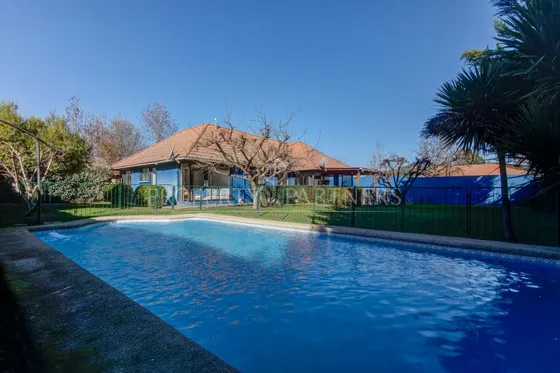 Amplia Y Cómoda Casa En Venta En Lo Herrera.