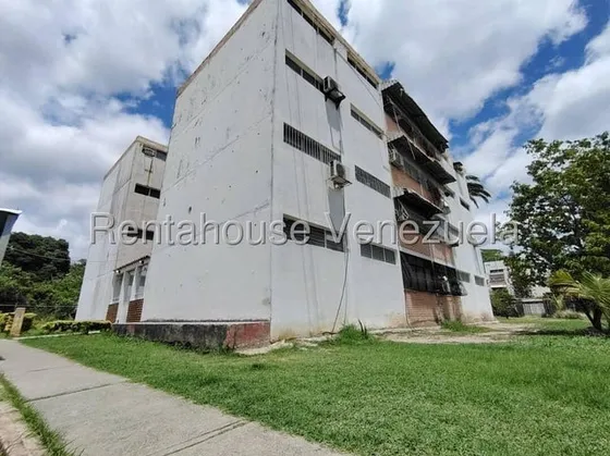 & Maria Luisa Mendoza Vende Extraordinario Apartamento Amplio Iluminado Y Conservado Con 3 Habitaciones 2 Baños Y Mas... En Cabudare Av Intercomunal 2 5 1 3 7 6 8                                      