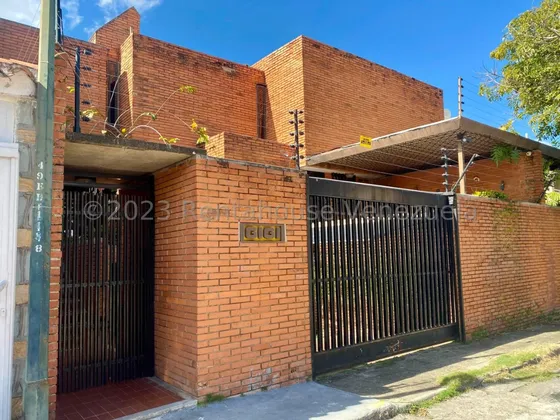 En Venta  Casa De Estilo Comtemporaneo  En Urb. Alto Prado Con 5h 4b  Y 280m2. Zona Tranquila Y Segura Mls 25-10285