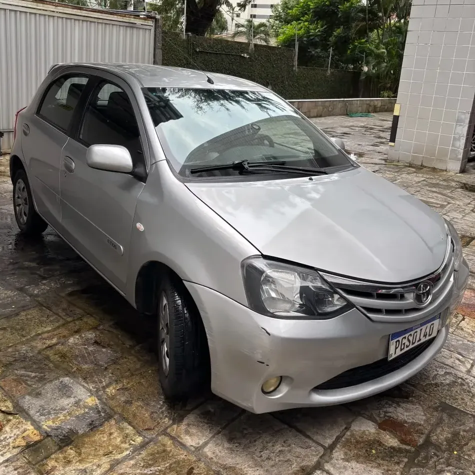 Toyota Etios 2013 1.3 16v Xs 5p Toyota Etios 2013 1.3 16v Xs 5p