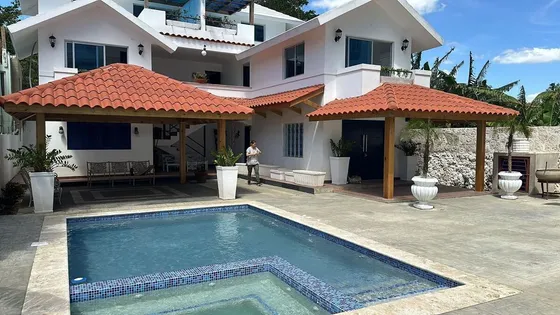 Casa En Alquiler Para Uso Comercial O Residencial En Juan Dolio 6 Habitaciones