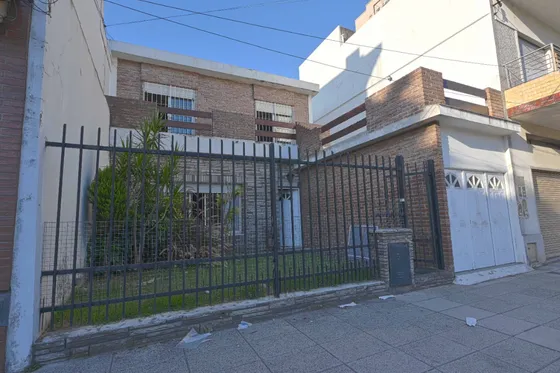 Venta Casa Americana En La Mejor Zona De Caseros!