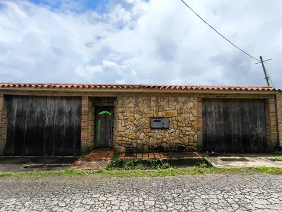 Casa De 400 M² Con Terreno De 1.500 M² Y Anexos En Sabaneta, El Hatillo