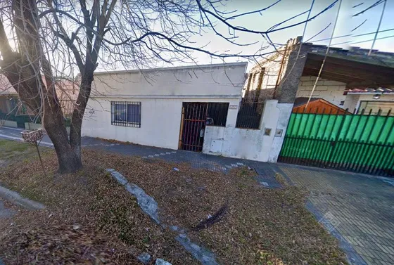 Casa A Reciclar En Buen Barrio Residencial - Venta Directa!!