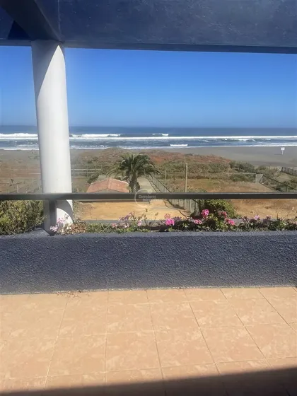 Casa En Venta De 5 Dorm. En Pichilemu