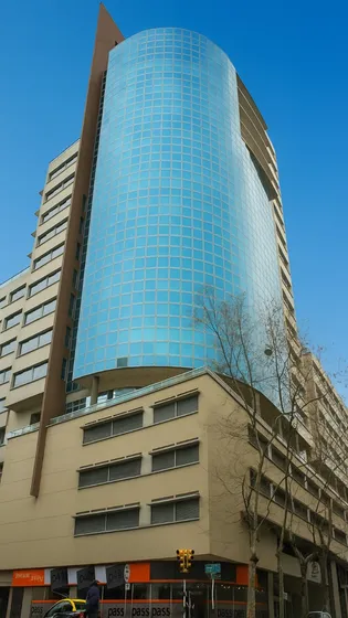 Oficina En Torre De Los Profesionales - Edificio De Alta Gama Con Todos Los Servicios.