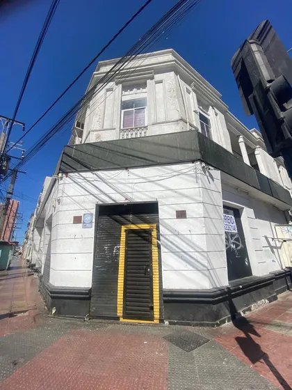 Amplio Local Comercial Frente Plaza Colon