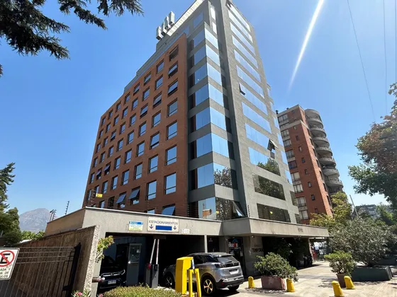 Oficina En Las Condes Con Buena Conectividad E Iluminación