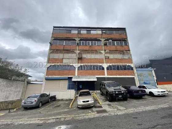 Amplio Edificio Industrial En La Mejor Zona De Boleíta Norte. 23-25588 Ec
