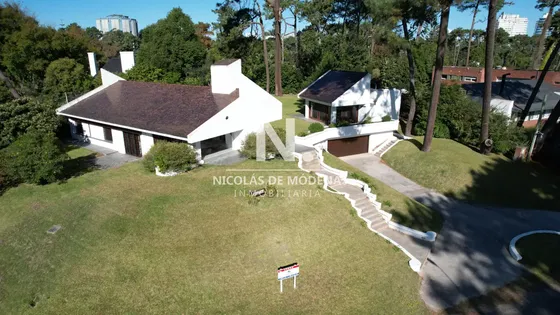 Casa En Venta En Lugano, Punta Del Este, 3 Dormitorios Y Dependencia
