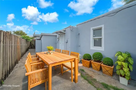 Casa En Venta - 3 Dormitorios 2 Baños - Miami