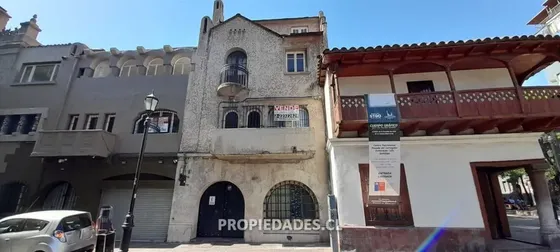 Casa En Venta De 11 Dorm. En Santiago