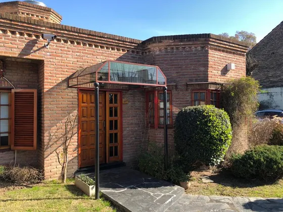 Casa 5 Ambientes Venta Hurlingham Parque Pileta