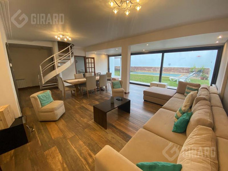 Chalet En Venta, Ubicado En Lo Mejor De Parque Luro, Las Farolas. Chalet En Venta, Ubicado En Lo Mejor De Parque Luro, Las Farolas.