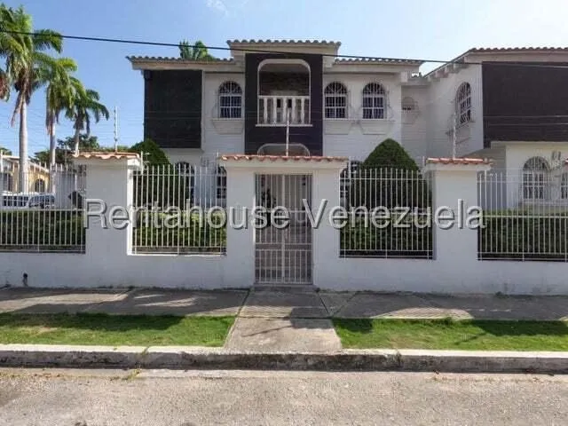 César Bullones Vende Espectacular Casa En Colinas De Santa Rosa, Lara 25-16978