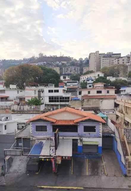 Local Comercial En Alquiler, Pie De Calle Y Av. Principal. Santa Mónica, Caracas