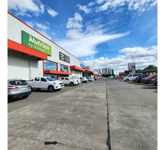 Arriendo Bodega Con Sala De Ventas En Avda. Las Industrias