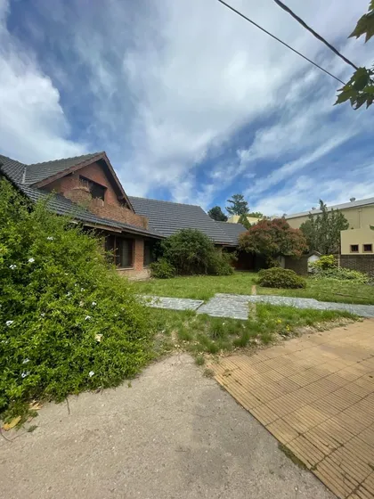 Venta De Chalet Y Casa Antigua En La Dulce 