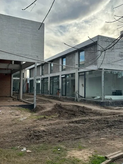 Venta. Funes. Locales Comerciales A Estrenar. Entrega Agosto 2025 Las Calandrias