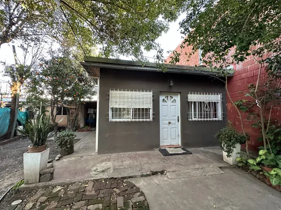 En Venta Casa 2 Ambientes Al Fondo En Un Amplio Lote De 364m - A 50 M De Ruta 8
