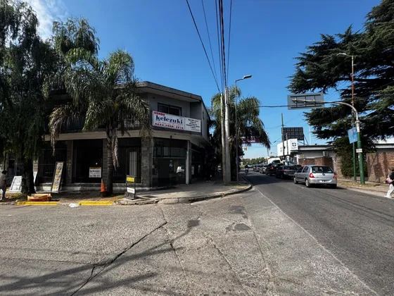 Alquiler, Único Local Esquina, 80 Mts. 2, Excelente Ubicación, Centro Comercial A Metros Del Puente Santa. Rosa, Sobre Dr. Nicolás Repetto. 