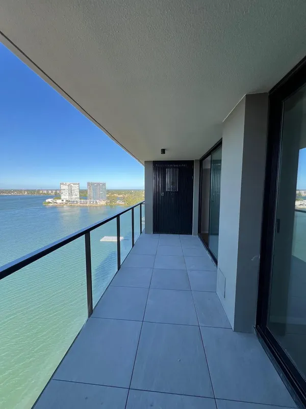 Apartamento En Alquiler, Con Vista Al Lago En Cala Del Yacht