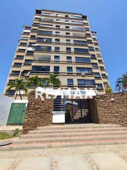 Apartamento Duplex En Venta En Res. El Galeon, Con Espectacular Vista A La Bahia De Pampatar. Isla De Margarita