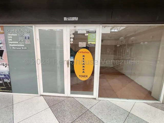 En Venta Amplio Local Ubicado En Centro De Barquisimeto, --24 22 119- Zona Comercial Muy Concurrida, Emilein, Tiene Dos Espacios Que Puedes Usar A Tu Gusto, Leon,  Baño Privado Y Vigilancia.