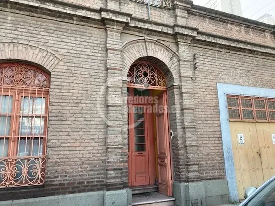 Casa En Venta De 7 Dorm. En Santiago