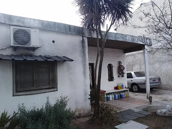Casa En Venta - 2 Dormitorios 1 Baño 2 Cocheras - 500mts2 - Morón