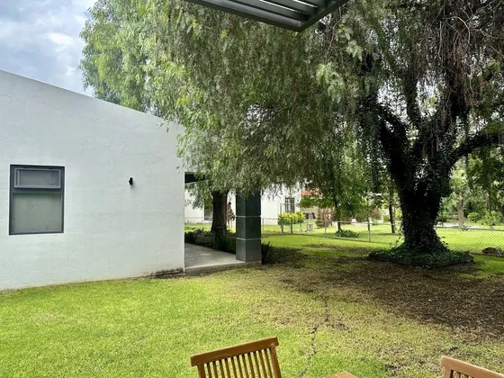 Residencia En Venta Con Amplio Jardín- Balvanera