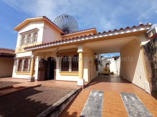 Casa En Venta Prebo Ii Inm Dos Niveles Lista Para Acondicionar A Tu Gusto, Marcos, Puertas Y Closet Totalmente Conservados, Casa Ubicada En Calle Cerrada. Valencia 22-10437