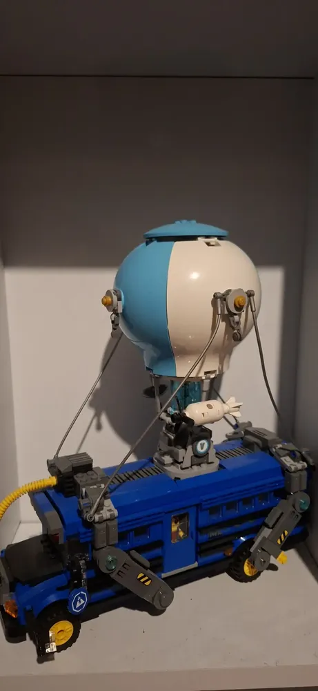 Lego Fortnite Battle Bus 77073 - Versão do personagem Brilliant