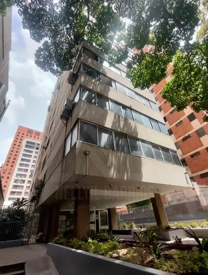 Se Alquila Oficina En Piso Bajo En La Avenida Libertador Cerca De A Clinica Santiago De Leon