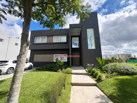 Casa En Venta - 3 Dormitorios En Suite - Vistas - Puertos 