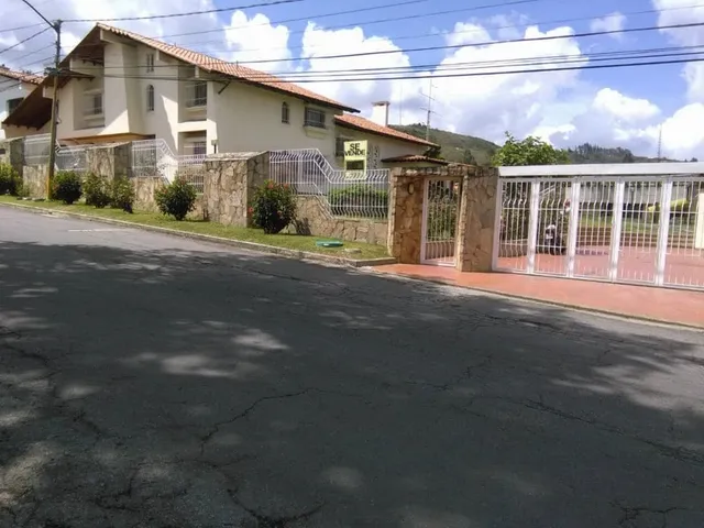 Casa Espectacular En Venta En Club De Campo, San Antonio De Los Altos, Entrada Desde Km15 De La Carretera Panamericana