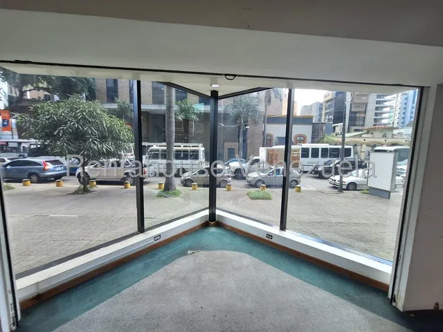 El Rosal !! Fabuloso Local Comercial A Nivel De Calle En Av. Francisco De Miranda, 45 M2, 1 Baño, 1 Puesto Estacionamiento. Zona De Alto Tránsito De Vehículos Y Personas. Excelente Ubicación !!