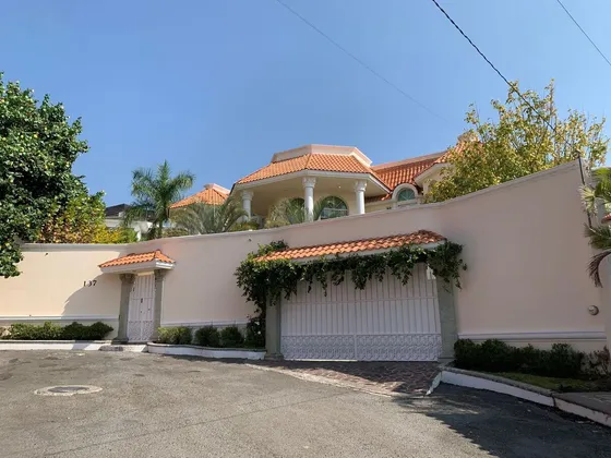 Preciosa Residencia En Venta