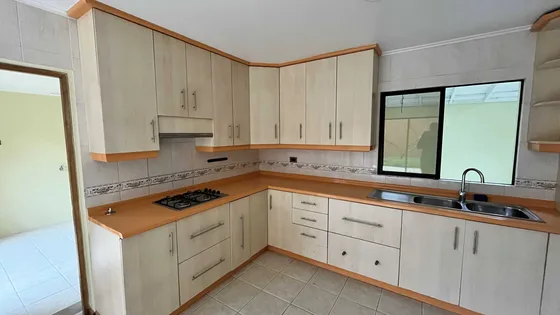 Elegante Y Amplia Casa En Barrio Seguro (98599)