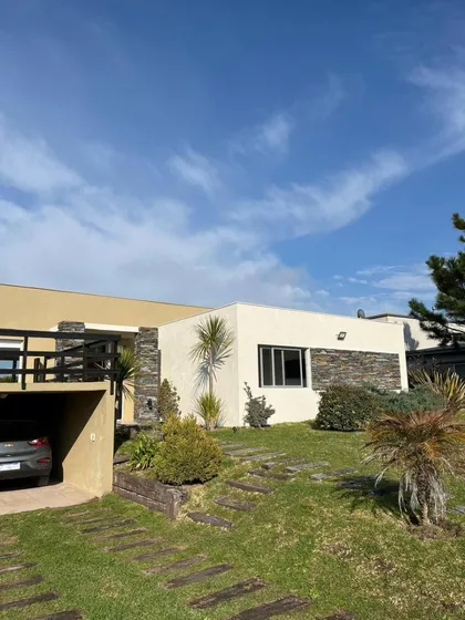 Casa En Venta - 3 Dormitorios 3 Baños - Cochera - 1.000mts2 - Pinamar