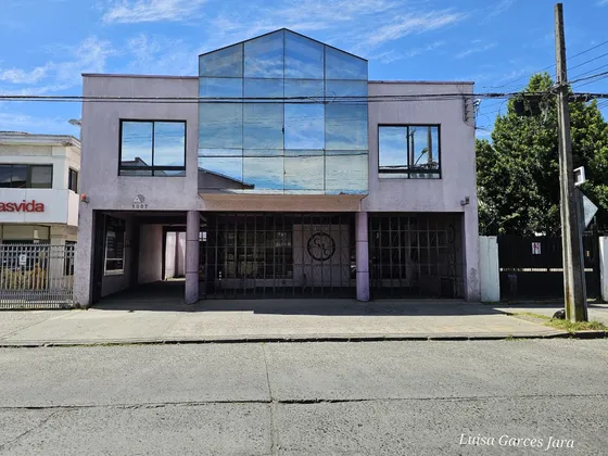 Edificio 2 Pisos Con 20 Estacionamientos, Centro De Chillan