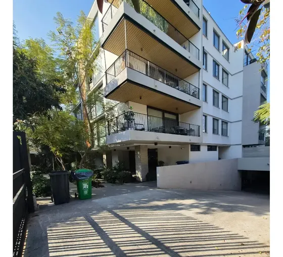 Departamento Luminoso Con Patio Privado Y Buena Conectividad