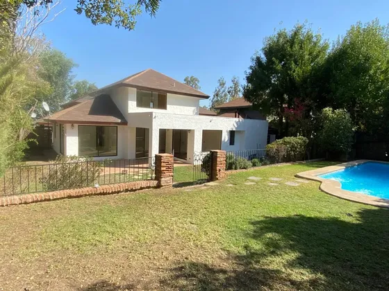 Casa Muy Iluminada, Con Patio Amplio, Terraza Y Piscina.
