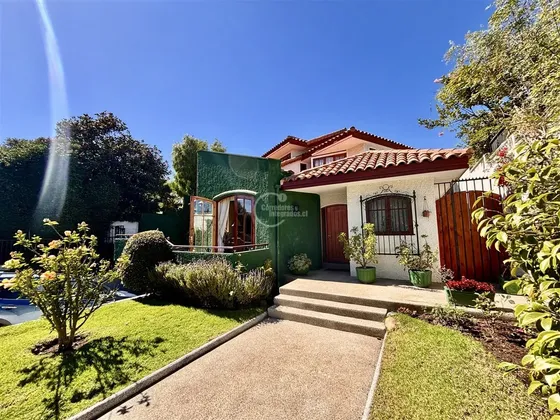 Casa En Venta De 5 Dorm. En Concón Con Amplio Jardín